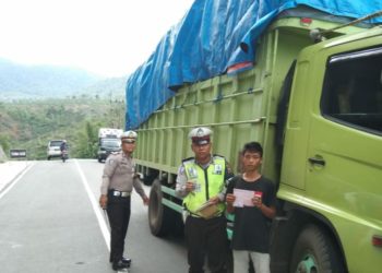 RAZIA KENDARAAN. Satlantas Polres Lampung Barat menertibkan pengguna jalan raya yang tidak tertib dalam berlalu lintas, Kamis (20/2). n LAMPUNG POST/ELIYAH