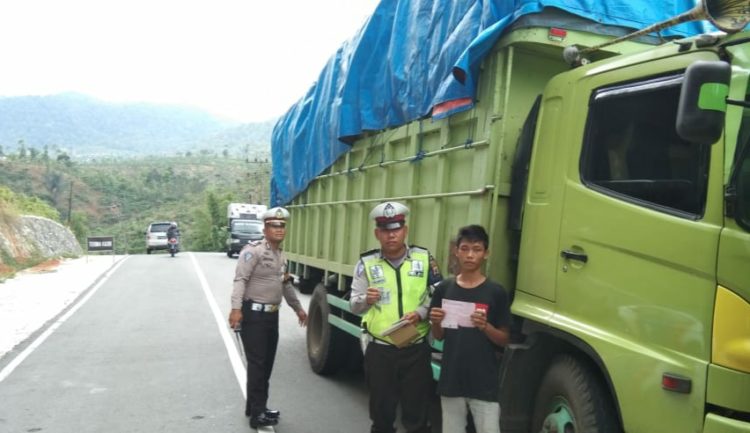RAZIA KENDARAAN. Satlantas Polres Lampung Barat menertibkan pengguna jalan raya yang tidak tertib dalam berlalu lintas, Kamis (20/2). n LAMPUNG POST/ELIYAH