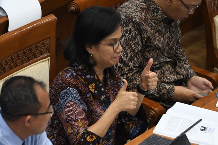 PLASTIK KENA CUKAI. Menteri Keuangan Sri Mulyani Indrawati (tengah) mengacungkan jempolnya saat mengikuti rapat kerja dengan Komisi XI DPR di Kompleks Parlemen, Senayan, Jakarta, Rabu (19/2). DPR menyetujui usulan pemerintah mengenakan cukai terhadap produk plastik. (ANTARA/ADITYA PRADANA PUTRA)
