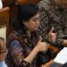 PLASTIK KENA CUKAI. Menteri Keuangan Sri Mulyani Indrawati (tengah) mengacungkan jempolnya saat mengikuti rapat kerja dengan Komisi XI DPR di Kompleks Parlemen, Senayan, Jakarta, Rabu (19/2). DPR menyetujui usulan pemerintah mengenakan cukai terhadap produk plastik. (ANTARA/ADITYA PRADANA PUTRA)
