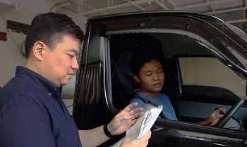 Pemenang Daihatsu Setia, Roberto yang menggunakan Daihatsu sebagai kendaraan operasional usahanya.