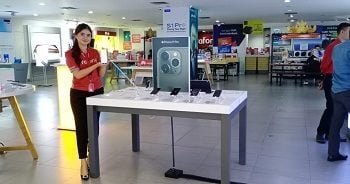 PROMOSI PONSEL. Erafone Mal Kartini Bandar Lampung menawarkan berbagai tipe ponsel terbaru berbagai merek, Selasa (4/2). Erafone juga memberikan promosi uang kembali untuk pembelian ponsel tipe tertentu.
n LAMPUNG POST/ATIKA OKTARIA SN