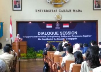 DIALOG INTERAKTIF. Presiden Singapura Madam Halimah Yacob (kerudung abu-abu) saat dialog interaktif dengan mahasiswa UGM di Yogyakarta, kemarin. (MEDCOM)