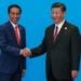 Presiden Joko Widodo berjabat tangan dengan Presiden Tiongkok Xi Jinping di International Conference Center di Yanqi Lake, Tiongkok,15 Mei 2017. (Foto: AFP/POOL/Roman PILIPEY)