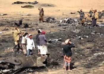 PUING PESAWAT. Foto yang dirilis Kantor Media Militer Al-Houthi menunjukkan sejumlah warga Yaman berkumpul di lokasi jatuhnya jet tempur Saudi Tornado menyusul serangan udara oleh pemberontak yang didukung Iran itu di Provinsi Al-Jawf, Yaman utara, Jumat (15/2) waktu setempat. (KANTOR MEDIA MILITER AL-HOUTHI/AFP)