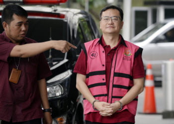 DIPERIKSA. Tersangka kasus dugaan korupsi di PT Asuransi Jiwasraya (Persero) Komisaris PT Hanson Internasional Benny Tjokrosaputro (kanan) bersiap menjalani pemeriksaan di Gedung KPK, Jakarta, Jumat (31/1). (ANTARA/MUHAMMAD IQBAL)