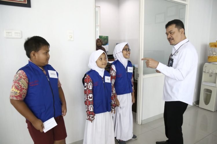 BERI PENJELASAN. Kepala Badan Pusat Statistik (BPS) Provinsi Lampung Faizal Anwar memberikan penjelasan kepada para Reporter Cilik Lampung Post soal tugas BPS yang salah satunya menghitung jumlah penduduk, Rabu (26/2), di Kantor BPS Provinsi Lampung, Jalan Basuki Rahmat, Bandar Lampung. LAMUNG POST/ZAINUDDIN