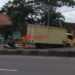 Sebuah truk box tersangkut pada galian pipa proyek SPAM yang berada di Natar, Kamis, 6 Februari 2020. Lampost.co/Deta citrawan