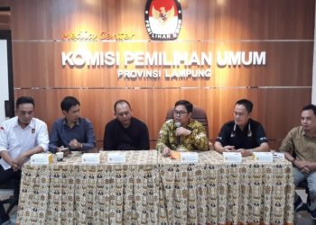 Ketua KPU Provinsi Lampung, Erwan Bustami, bersama Agus Rianto, M Tio Aliansyah, Ali Sidik, Antonius Cahyalana, dan Ismanto, memberikan pernyataan sikap mengenai Esti Nur Fathonah yang dicopot dari jabatan anggota KPU Provinsi Lampung, di kantor KPU setempat, Kamis (13/2).
LAMPUNG POST/TRIYADI ISWORO