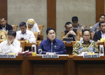 RAKER. Menteri BUMN Erick Thohir (tengah) didampingi Wakil Menteri I Budi Gunadi Sadikin (kiri) dan Wakil Menteri II Kartika Wirjoatmodjo (kanan) mengikuti rapat kerja dengan Komisi VI DPR di Kompleks Parlemen, Senayan, Jakarta, Kamis (20/2). Mentri BUMN Menyebutkan akan membubarkan lima anak usaha PT Garuda Indonesia. (ANTARA/RIVAN AWAL LINGGA).