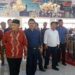 Plt Bupati Lampung Selatan Nanang Ermanto (batik merah) meninjau Plaza Grosir Bahan Bangunan pada pembukaan cabang kedua toko ini di Natar, Lampung Selatan, Minggu (9/2). LAMPUNG POST/ATIKA OKTARIA