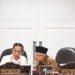 PRODUK UNGGULAN. Presiden Joko Widodo (kiri) berbincang dengan Wakil Presiden Ma'ruf Amin saat memimpin rapat kabinet terbatas tentang hilirisasi industri produk-produk unggulan di Kantor Presiden, Jakarta, Kamis (6/2). Presiden Joko Widodo menyatakan industri nasional telah mampu membuat produk-produk inovatif dengan teknologi unggulan dan meminta dapat terus ditingkatkan dengan pendanaan riset yang memadai dari BUMN serta swasta. (ANTARA/HAFIDZ MUBARAK A)
