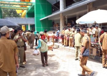 Para peserta Rapat Kerja Percepatan Penyaluran dan Pengelolaan Dana Desa Tahun 2020 di GSG Unila, Bandar Lampung, Selasa 18 Februari 2020 yang meninggalkan acara sebelum acara selesai. Lampost/Triyadi Isworo