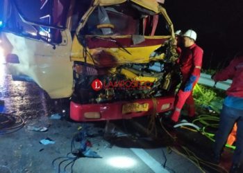 Dua orang tewas dalam lakalantas di jalan tol ruas Bakauheni - Terbanggi Besar jalur B KM 53.300 Desa Kupang , kecamatan Katibung, Lampung Selatan, Kamis, dini hari. lampost.co/Dok. warga