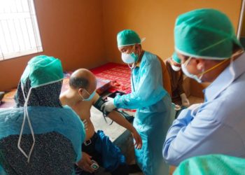 PERIKSA KESEHATAN WNA. Petugas kesehatan dari Dinas Kesehatan Lampung Selatan memeriksa kesehatan warga negara asing (WNA) asal Tiongkok guna mengantisipasi penyakit virus corona yang diamankan jajaran Kantor Imigrasi Kelas III Non-TPI Kalianda, di ruang tahanan Kantor Imigrasi setempat, Selasa (4/2).
LAMPUNG POST/JUWANTORO