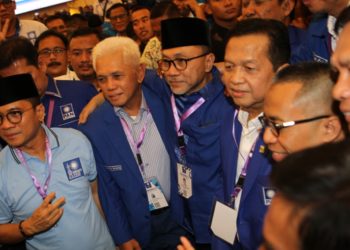KETUA UMUM PAN. Ketua Umum PAN terpilih periode 2020—2025 Zulkifli Hasan (tengah) bersama tokoh senior PAN Hatta Rajasa dan Sutrisno Bachir berfoto bersama usai perhitungan suara saat Kongres V PAN di Kendari, Sulawesi Tenggara, Selasa (11/2).