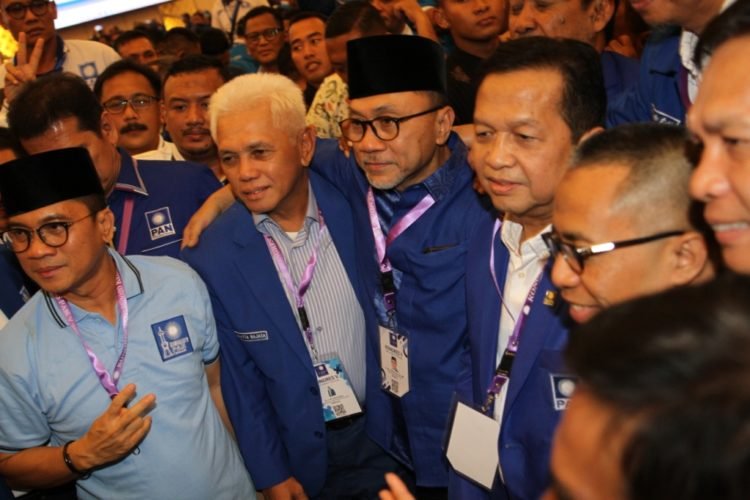 KETUA UMUM PAN. Ketua Umum PAN terpilih periode 2020—2025 Zulkifli Hasan (tengah) bersama tokoh senior PAN Hatta Rajasa dan Sutrisno Bachir berfoto bersama usai perhitungan suara saat Kongres V PAN di Kendari, Sulawesi Tenggara, Selasa (11/2).