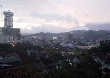 INDEKS PEMBANGUNAN MANUSIA LAMPUNG. Suasana kepadatan kota Bandar Lampung, Rabu (19/2). Indeks pembangunan manusia di Provinsi Lampung terus mengalami peningkatan, meskipun jika dinilai dari skala nasional, Provinsi Lampung termasuk kategori provinsi yang memiliki IPM dengan status masih rendah.
n LAMPUNG POST/SUKISNO