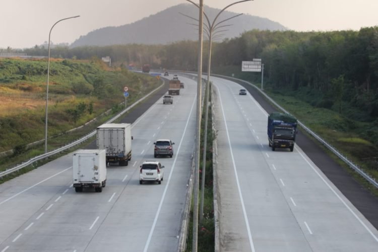 TOL NONTUNAI. Pengendara melintas di tol trans-Sumatera, tepatnya dekat pintu Tol Lematang, Tanjungbintang, Lampung Selatan, Minggu (23/2). Pengguna jalan tol Bakauheni—Terbanggibesar mulai bersiap karena akhir Februari pengelola jalan tol sudah tidak menerima pembayaran secara tunai. n LAMPUNG POST/SUKISNO