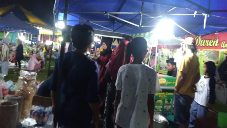 PASAR MALAM. Para pengunjung hiburan pasar malam di lapangan sepak bola Desa Pematangpasir, Kecamatan Ketapang, Lampung Selatan, menyerbu pedagang kue serabi durian, Sabtu (1/2).
LAMPUNG POST/AAN KRIDOLAKSONO
