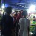 PASAR MALAM. Para pengunjung hiburan pasar malam di lapangan sepak bola Desa Pematangpasir, Kecamatan Ketapang, Lampung Selatan, menyerbu pedagang kue serabi durian, Sabtu (1/2).
LAMPUNG POST/AAN KRIDOLAKSONO