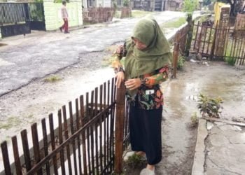 W2n
JUMANTIK. Salah satu juru pemantau jentik di Desa Palaspasemah, Kecamatan Palas, Lampung Selatan, memantau genangan air di tiang pagar bambu di rumahnya, Kamis (6/2).
LAMPUNG POST/ARMANSYAH