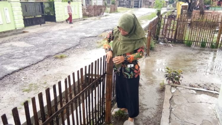 W2n
JUMANTIK. Salah satu juru pemantau jentik di Desa Palaspasemah, Kecamatan Palas, Lampung Selatan, memantau genangan air di tiang pagar bambu di rumahnya, Kamis (6/2).
LAMPUNG POST/ARMANSYAH