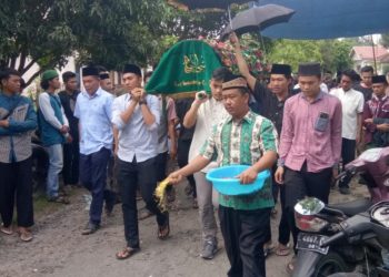 PASIEN BPJS. Pasien BPJS, Muhamad Rezki Mediansori (21), warga Desa Palaspasemah, Kecamatan Palas, Lampung Selatan, yang meninggal di selasar RSUD Abdul Moeloek Bandar Lampung saat hendak dimakamkan di TPU Desa Palaspasemah, Selasa (11/2). LAMPUNG POST/ARMANSYAH