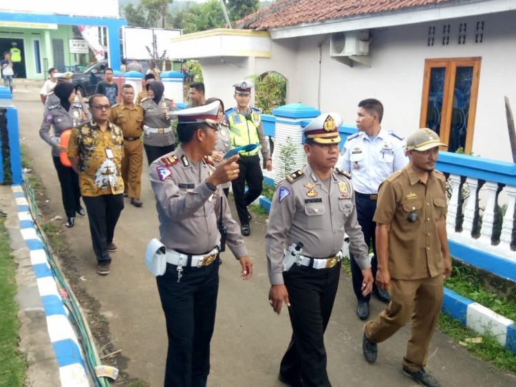 KAMPUNG TERTIB LALU LINTAS. Tim Asistensi Kampung Tertib Lalu Lintas Ditlantas Polda Lampung saat meninjau Desa Kampungbaru, Kecamatan Penengahan, Lampung Selatan, Selasa (18/2). Kampung Tertib Lalu Lintas merupakan program Korlantas Polri dalam upaya menekan angka kecelakaan dan menjadi contoh tertib berlalu lintas.
DOK LANTAS LAMSEL
