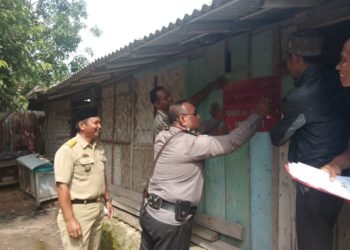 PENERIMA PKH. Kepala Desa Sripendowo, Kecamatan Ketapang, Lampung Selatan, Chandra Irawan, mengikuti pelaksanaan labelisasi di rumah keluarga penerima manfaat bantuan Program Keluarga Harapan, di desa tersebut, beberapa waktu lalu. LAMPUNG POST/AAN KRIDOLAKSONO