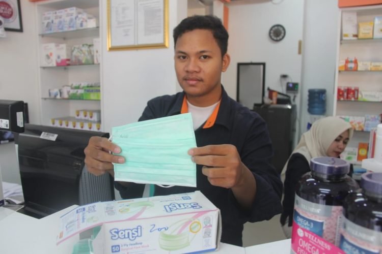PENJUALAN MASKER. Seorang pegawai apotek menunjukkan masker di Apotek Kimia Farma Sukabumi, Bandar Lampung, Senin (24/2).
Harga masker di Bandar Lampung sama seperti kota lainnya di Indonesia, melambung tiga kali lipat paska fenomena virus corona dunia. Harga yang semula Rp1.000 per unit menjadi Rp3.000--4.000 per unit di sejumlah apotek yang menjajakannya. n LAMPUNG POST/SUKISNO