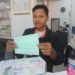 PENJUALAN MASKER. Seorang pegawai apotek menunjukkan masker di Apotek Kimia Farma Sukabumi, Bandar Lampung, Senin (24/2).
Harga masker di Bandar Lampung sama seperti kota lainnya di Indonesia, melambung tiga kali lipat paska fenomena virus corona dunia. Harga yang semula Rp1.000 per unit menjadi Rp3.000--4.000 per unit di sejumlah apotek yang menjajakannya. n LAMPUNG POST/SUKISNO