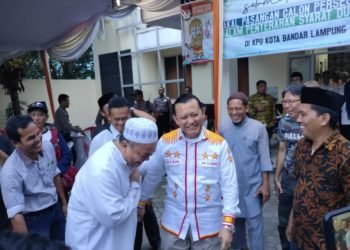 MENDAFTAR PERSEORANGAN. Bakal calon wali kota Bandar Lampung, Irjen (Purn) Ike Edwin dan Firmansyah Alfian, bersalaman usai mendaftarkan diri ke KPU kota sebagai berkas prasyarat sebagai calon perseorangan, di kantor KPU Kota Bandar Lampung, Minggu (23/2).
n LAMPUNG POST/SUKISNO