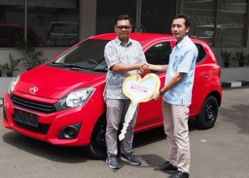 Penyerahan hadiah utama berupa 1 unit Daihatsu Ayla bagi pemenang Undian Asli Sejoli yang digelar Daihatsu Genuine Oil. DOKUMEN DAIHATSU