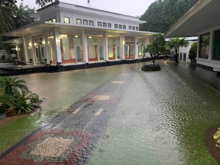 Kawasan Istana Kepresidenan terimbas banjir.Foto: Sekretaris Kabinet Pramono Anung