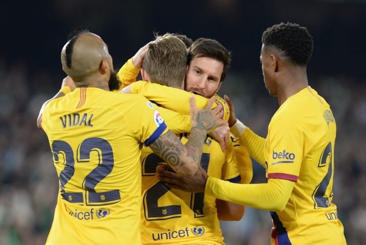 RAIH POIN PENUH. Para pemain Barcelona merayakan gol ke gawang Real Betis dalam lanjutan La Liga Spanyol pekan ke-23, di Benito Villamarin, Senin (10/2) dini hari WIB. Barcelona meraih poin penuh saat melawan Real Betis dengan skor 3-2.(AFP/CRISTINA QUICLER)
