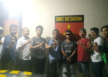 PELAKU. Satuan Resnarkoba Polres Way Kanan bersama Polsek Baradatu menangkap satu pelaku yang diduga melakukan tindak pidana penyalahgunaan narkotika jenis sabu-sabu, Senin (24/2). LAMPUNG POST/CANDRA PUTRA WIJAYA