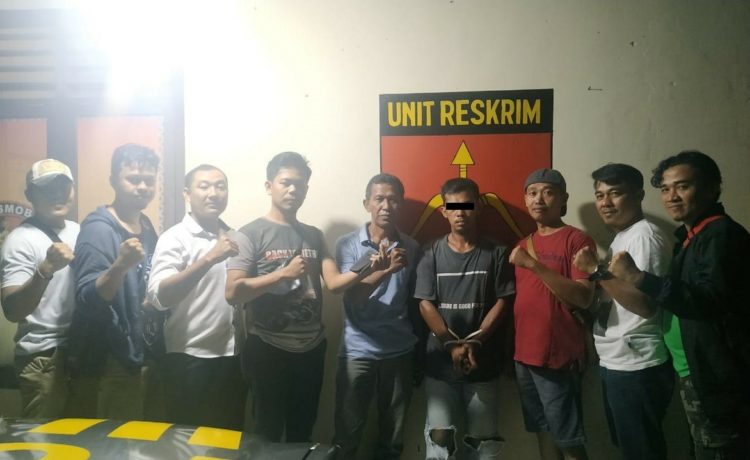 PELAKU. Satuan Resnarkoba Polres Way Kanan bersama Polsek Baradatu menangkap satu pelaku yang diduga melakukan tindak pidana penyalahgunaan narkotika jenis sabu-sabu, Senin (24/2). LAMPUNG POST/CANDRA PUTRA WIJAYA