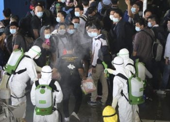 Petugas menyemprotkan cairan desinfektan kepada WNI kru kapal World Dream saat menaiki KRI dr Soeharso yang difasilitasi TNI AL, di Selat Durian Kepulauan Riau, Rabu (26/2/2020). Sebanyak 188 awak kapal World Dream dievakuasi menggunakan KRI dr Soeharso menuju tempat observasi COVID-19 di Pulau Sebaru Kecil, Kepulauan Seribu. ANTARA FOTO/Dispenal/wpa/ama.