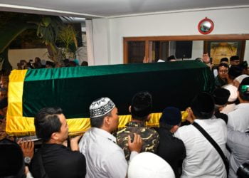 TIBA DI RUMAH DUKA. Sejumlah kerabat mengangkat keranda berisi jenazah KH Salahuddin Wahid atau Gus Sholah  di rumah duka di Mampang Prapatan, Jakarta, Minggu (2/2) malam. Ulama yang juga adik kandung Presiden ke-4 RI Abdurrahman Wahid atau Gus Dur itu meninggal dunia pascaoperasi jantung di Rumah Sakit Jantung Harapan Kita, Jakarta. (ANTARA/ADITYA PRADANA PUTRA)