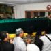 TIBA DI RUMAH DUKA. Sejumlah kerabat mengangkat keranda berisi jenazah KH Salahuddin Wahid atau Gus Sholah  di rumah duka di Mampang Prapatan, Jakarta, Minggu (2/2) malam. Ulama yang juga adik kandung Presiden ke-4 RI Abdurrahman Wahid atau Gus Dur itu meninggal dunia pascaoperasi jantung di Rumah Sakit Jantung Harapan Kita, Jakarta. (ANTARA/ADITYA PRADANA PUTRA)