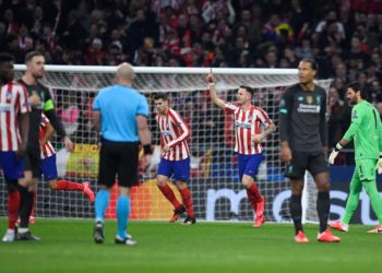 Gelandang Atletico Madrid, Saul Niguez (tengah), merayakan gol ke gawang Liverpool (AFP/Oscar Del Pozo)