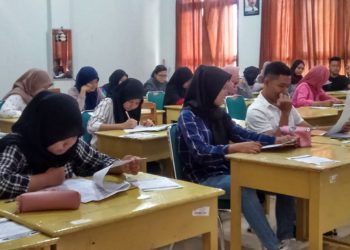 KERJAKAN SOAL. Siswa SMA jurusan IPS mengerjakan soal tryout UN Sosiologi di SMAN 2 Bandar Lampung yang digelar MGMP Sosiologi, Sabtu (8/2).  (LAMPUNG POST/UMAR ROBBANI)
