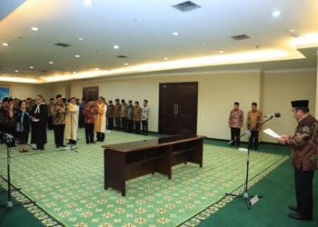 PELANTIKAN REKTOR. Menteri Agama Fachrul Razi melantik I Gusti Ngurah Sudiana sebagai rektor Universitas Hindu Negeri I Gusti Bagus Sugriwa Denpasar, Selasa (18/2).  (KEMENAG)
