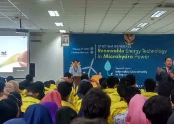 KULIAH UMUM. Vice Director Product Development Nakayama Ironworks, Watanabe Yoshinobu, menyampaikan kuliah umum di Institut Teknologi Sumatera, Rabu (19/2).  (LAMPUNG POST/UMAR ROBBANI)