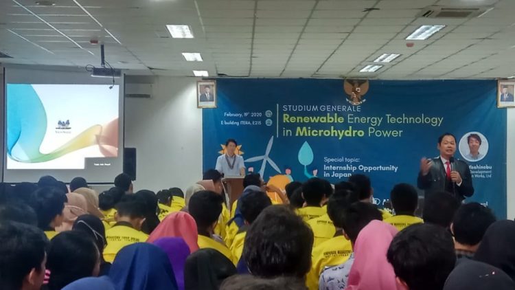 KULIAH UMUM. Vice Director Product Development Nakayama Ironworks, Watanabe Yoshinobu, menyampaikan kuliah umum di Institut Teknologi Sumatera, Rabu (19/2).  (LAMPUNG POST/UMAR ROBBANI)