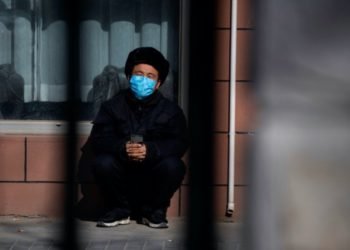 Warga di Wuhan, Tiongkok diisolasi setelah wabah virus korona merebak. Foto: AFP