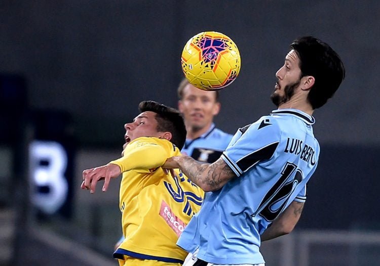 IMBANG. Gelandang Lazio, Luis Alberto (kanan), berebut bola dengan pemain Hellas Verona, Matteo Pessina, dalam lanjutan Serie A Italia, di Stadion Olimpico, Kamis (6/2) dini hari WIB. Kedua tim bermain imbang 0-0.(AFP/FILIPPO MONTEFORTE)