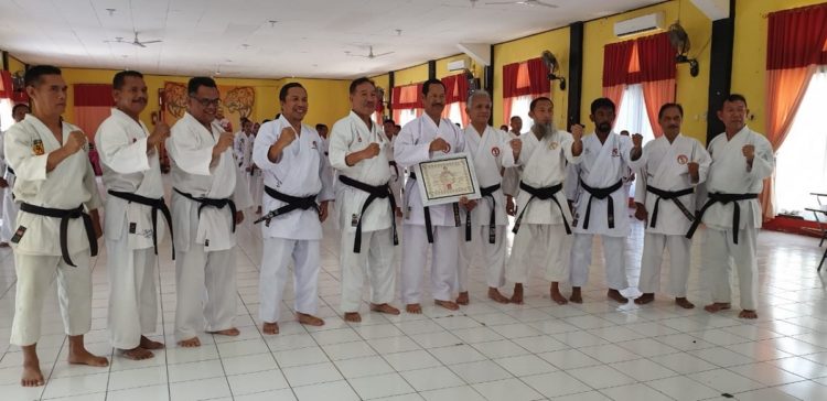 Foto bersama usai penganugerahan kepada Kepala SPN Polda Lampung Kombes Sis Mulyono.(DOK. LEMKARI)