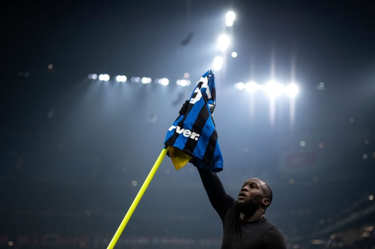 CETAK GOL. Pemain depan Inter Milan, Romelu Lukaku, melakukan selebrasi usai mencetak gol pada pertandingan Serie A Italia antara Inter Milan vs AC Milan, di Stadion Giuseppe Meazza, Senin (10/2) dini hari WIB.(AFP/MARCO BERTORELLO)